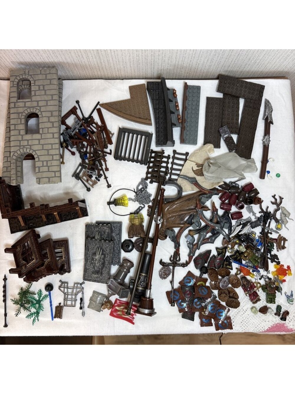 Mega Bloks Dragons Krystal Wars Huge Lot Weapons Shields Figures Accessories Vtg
